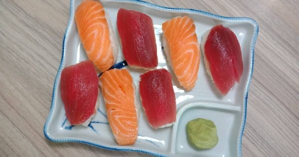 Sushi cá hồi và cá ngừ (Sake & Maguro Nigiri)