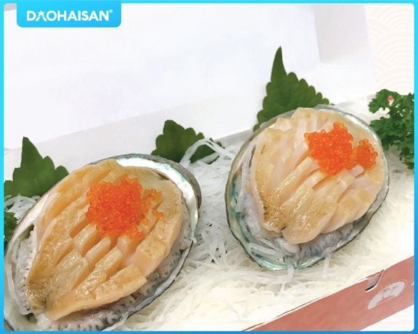 Sashimi bào ngư ăn cùng một ít trứng cá và mù tạt rất ngon