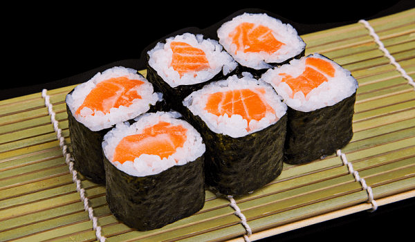 Sushi cá hồi dễ thực hiện và đẹp mắt.