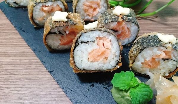 Món Sushi cá hồi chiên ngon miệng phù hợp mọi lứa tuổi.