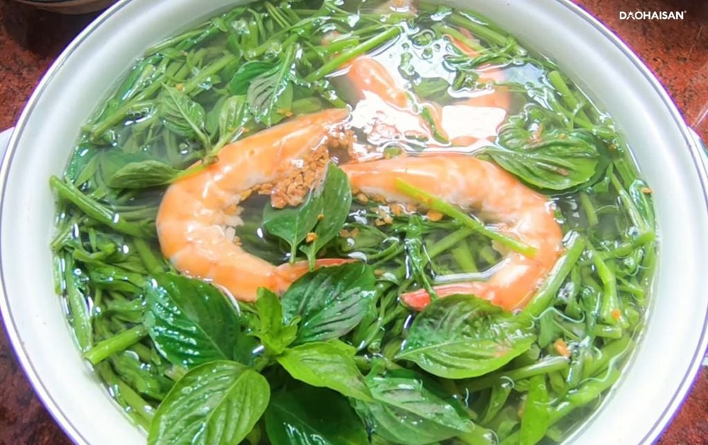 Tôm càng xanh nấu canh chua