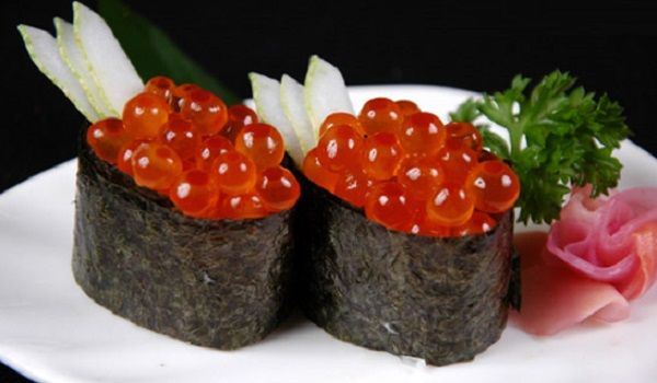 Bạn có thể ăn trứng cá hồi trực tiếp hoặc làm Sushi, Salad..