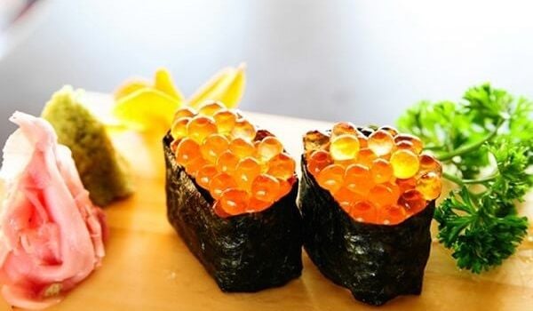 Sushi trứng cá hồi là món ăn hấp dẫn và rất phổ biến tại Nhật Bản