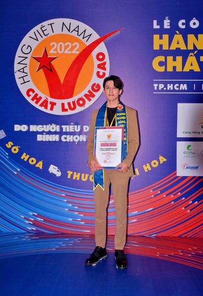 Đại diện Honjianda nhận danh hiệu Hàng Việt Nam chất lượng cao