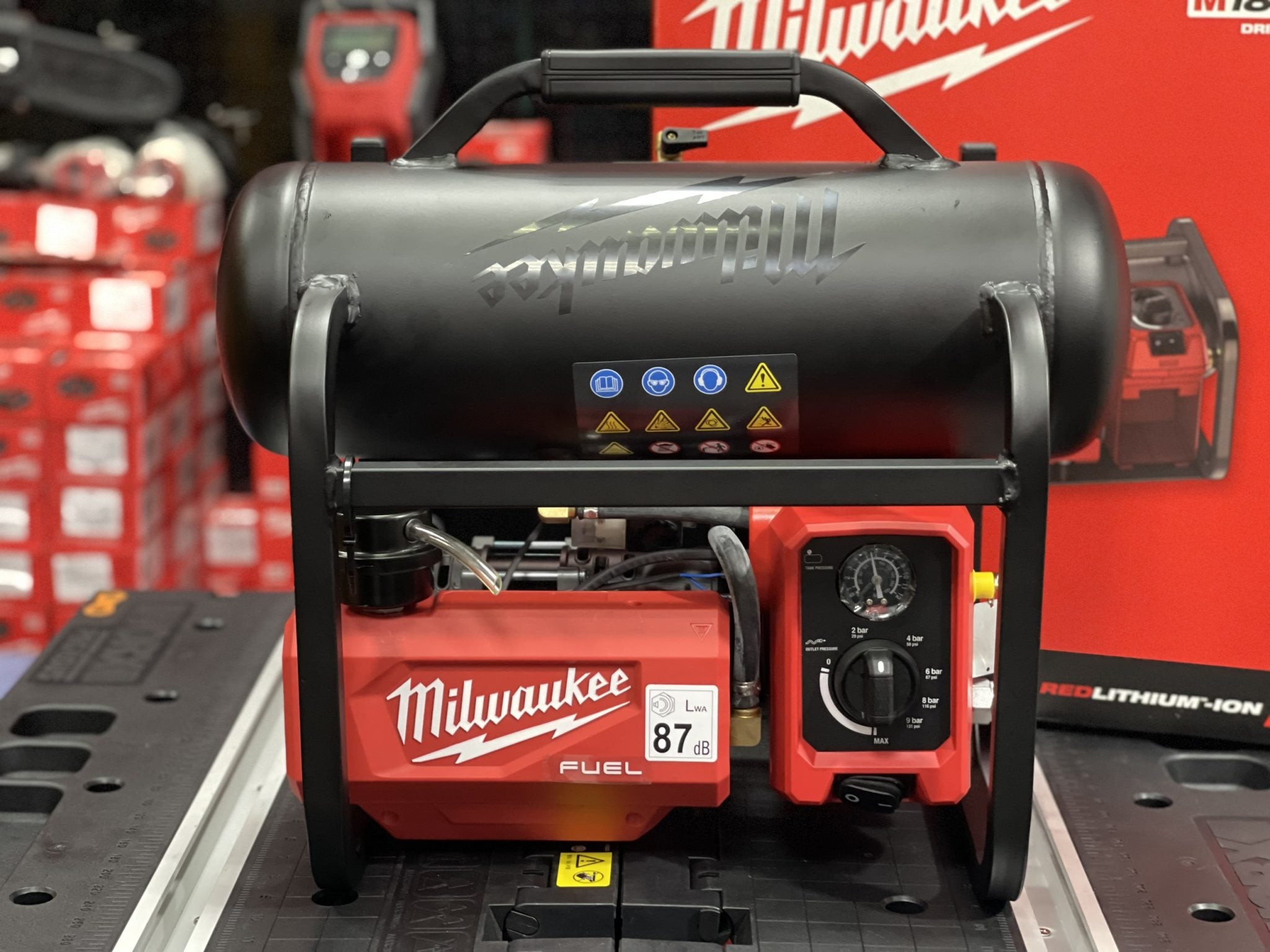 Milwaukee M18 FAC máy nén khí 7.6 lít không dầu 135 PSI