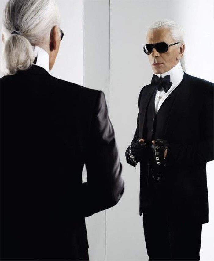 Chiếc kính râm luôn gắn liền với  Karl Lagerfeld