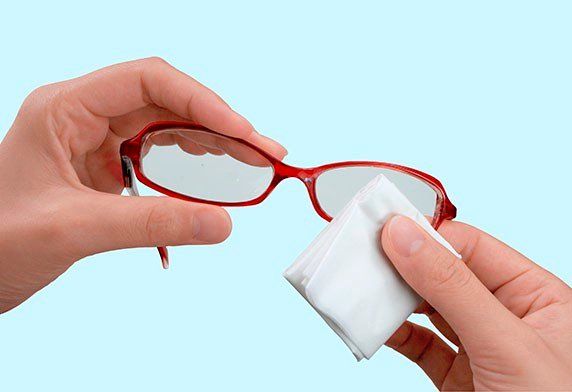 Mẹo nhỏ vệ sinh và bảo quản mắt kính vào mùa hè