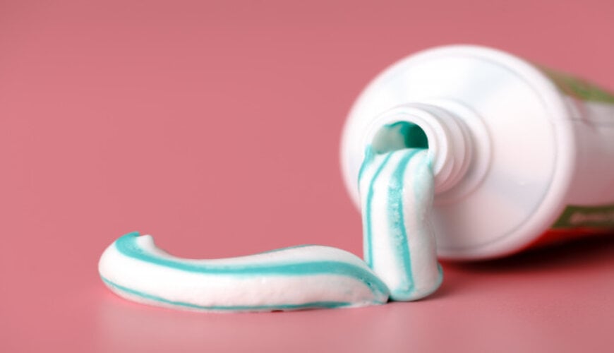 dùng kem tiến công răng trị thâm nám môi