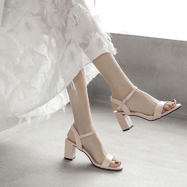 Mách bạn Váy trắng nên mang giày cao gót màu gì để trở nên thu hút nhất