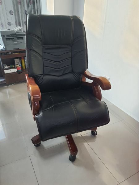 sua ghe giam doc hu nga lung tan noi tai quan