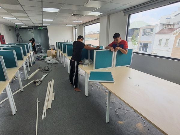 thi công vách ngăn bàn văn phòng vải