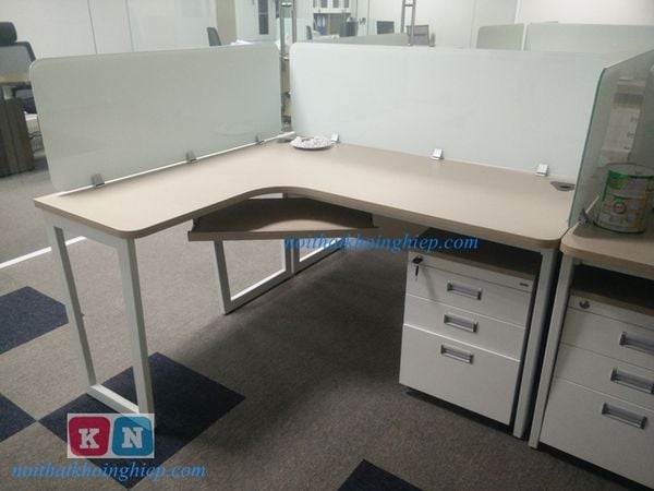 mẹo chọn bàn làm việc nhân viên đẹp