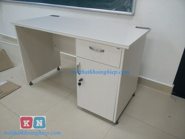 ban lam viec 1m2 co hoc mau sang
