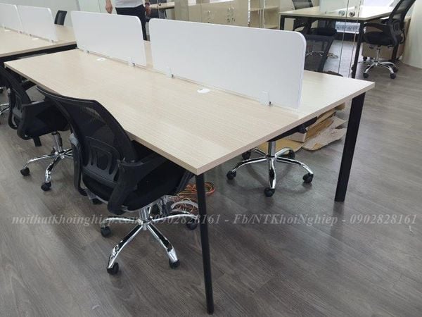 bàn làm việc 4 chỗ có vách ngăn đẹp