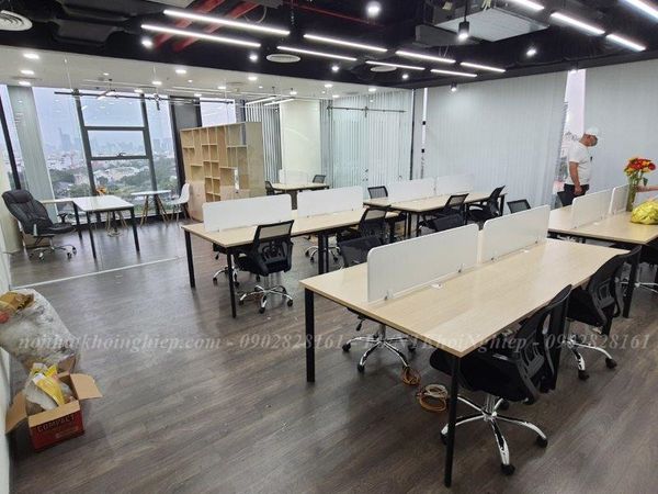 bàn làm việc 4 chỗ có vách ngăn đẹp