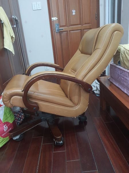 sua ghe giam doc hu nga lung tai quan