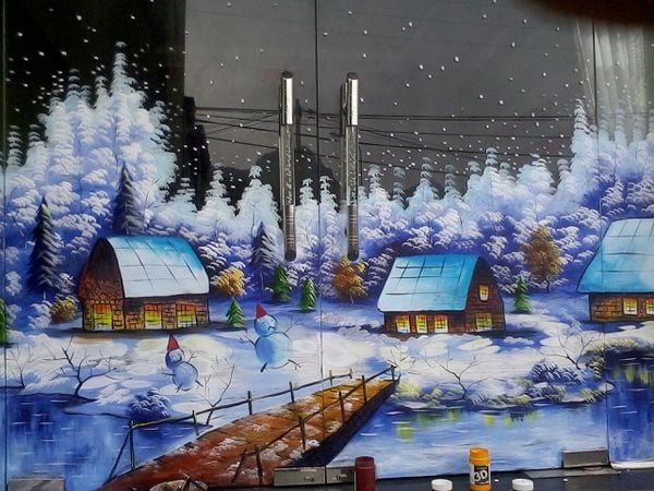 Trang trí Noel cũng là một trong những trải nghiệm thú vị trong mùa Giáng Sinh. Hãy khai thác tài năng của chính mình bằng những bức vẽ tường Noen độc đáo, tạo nên không gian trang trí nghệ thuật đầy ấn tượng và thu hút mọi sự chú ý.