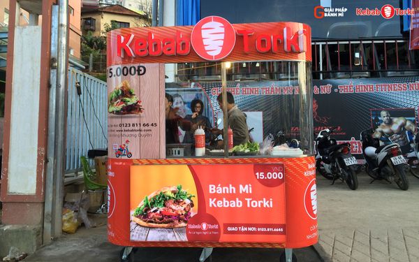Kebab Torki: Kebab Torki là một trong những món ăn phổ biến trong ẩm thực Thổ Nhĩ Kỳ và được ưa chuộng khắp thế giới. Với phong cách ẩm thực độc đáo, hương vị thơm ngon và dinh dưỡng cao, Kebab Torki đang trở thành món ăn hot trend tại Việt Nam, đặc biệt là tại Sài Gòn.