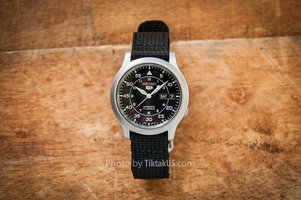 Đồng hồ nam dây dù Seiko 5 SNK809K2 (Đen) - Tiktakus