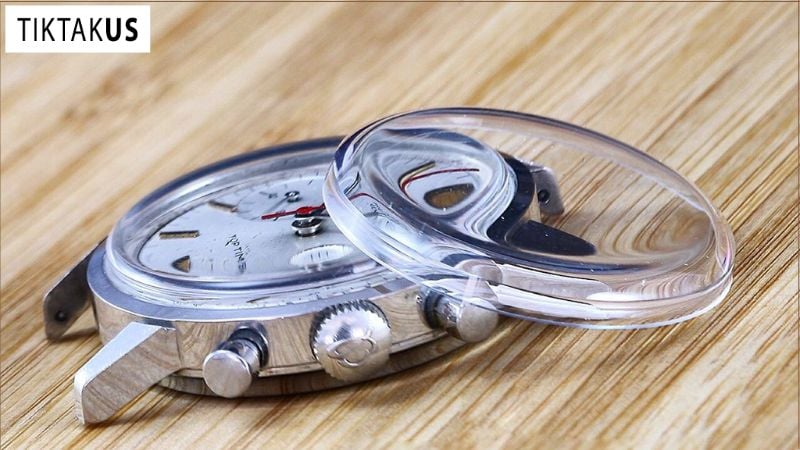 Chất liệu mặt kính ảnh hưởng đến độ bền và khả năng chống chịu của đồng hồ.