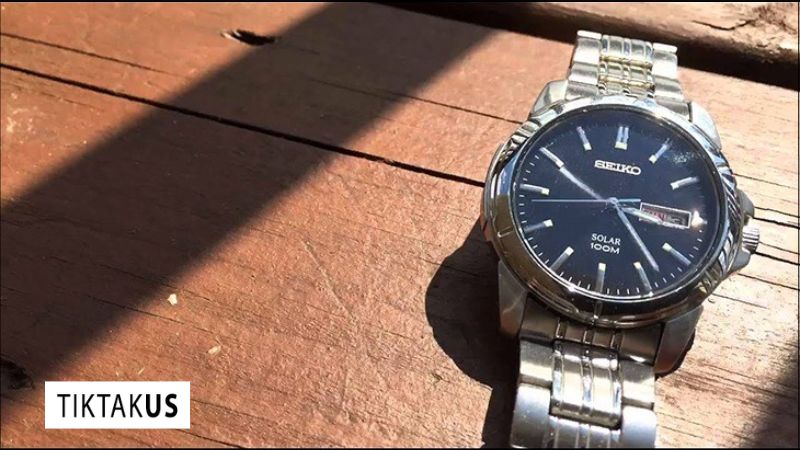 Đồng hồ Seiko Solar có khả năng hấp thụ năng lượng từ hầu hết các nguồn sáng