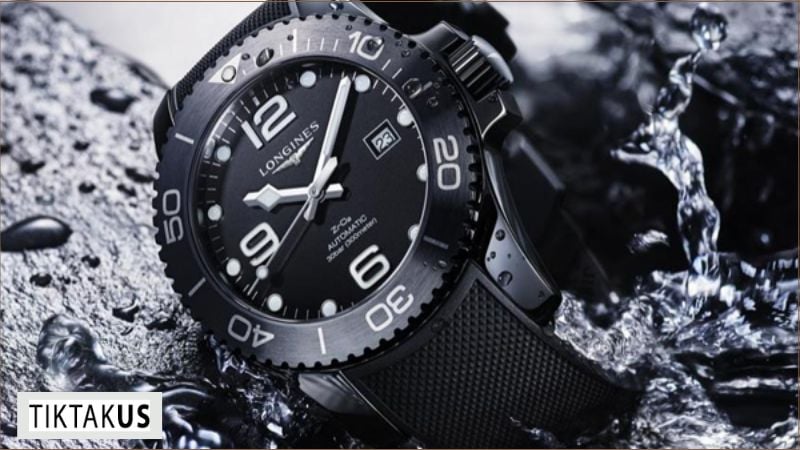 Đồng hồ ceramic thường sở hữu độ bóng cao và bền đặc trưng, mang lại vẻ ngoài sang trọng và hiện đại.