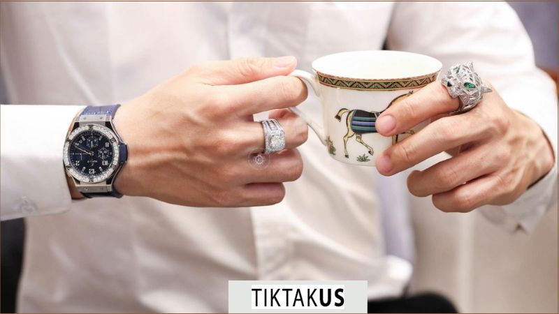 Quần chinos/kaki, áo sơ mi/polo, phối cùng Hublot Classic Fusion dây da hoặc kim loại