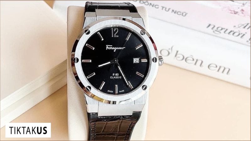 Giá bán là một yếu tố quan trọng giúp bạn nhận biết đồng hồ Salvatore Ferragamo chính hãng.