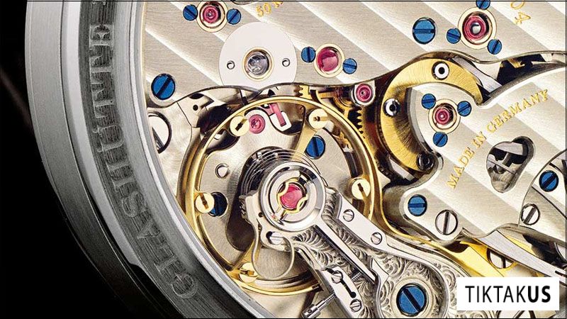 Chân kính (Jewels) trong bộ máy cơ (và đôi khi cả máy Quartz cao cấp) thường là những viên đá ruby tổng hợp