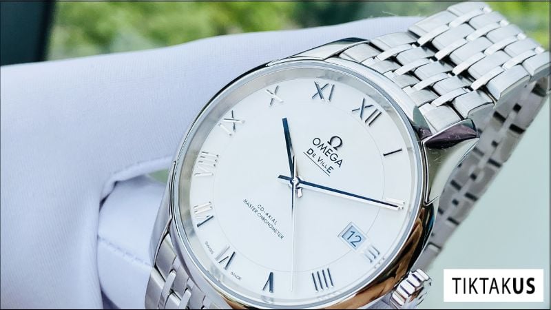 Omega nổi bật với thiết kế sang trọng, bộ máy chính xác và độ bền cao
