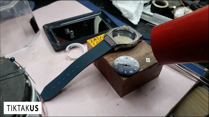 mặt sau đồng hồ Hublot có thể thay thế được, nhưng chi phí khá cao và cần được thực hiện bởi các kỹ thuật viên chuyên nghiệp