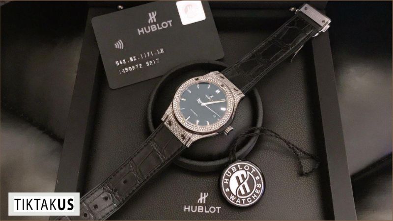 Dùng khăn mềm, sạch lau nhẹ mặt kính, vỏ và dây đeo sau mỗi lần sử dụng.