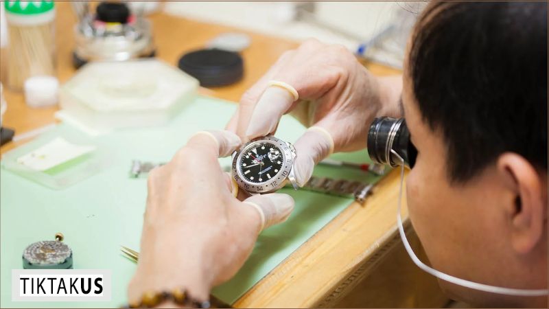 Việc chăm sóc và bảo dưỡng đúng cách sẽ giúp đồng hồ Rolex của bạn luôn giữ được vẻ đẹp và độ chính xác cao