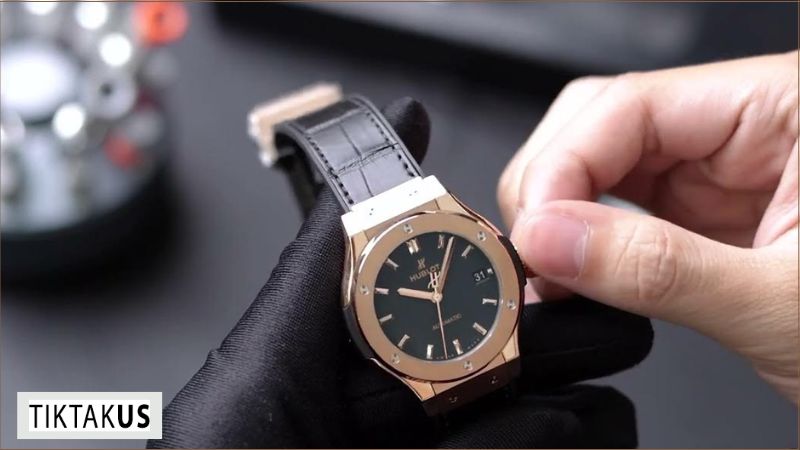 Đồng hồ Hublot cơ cần được lên dây cót định kỳ để duy trì hoạt động.