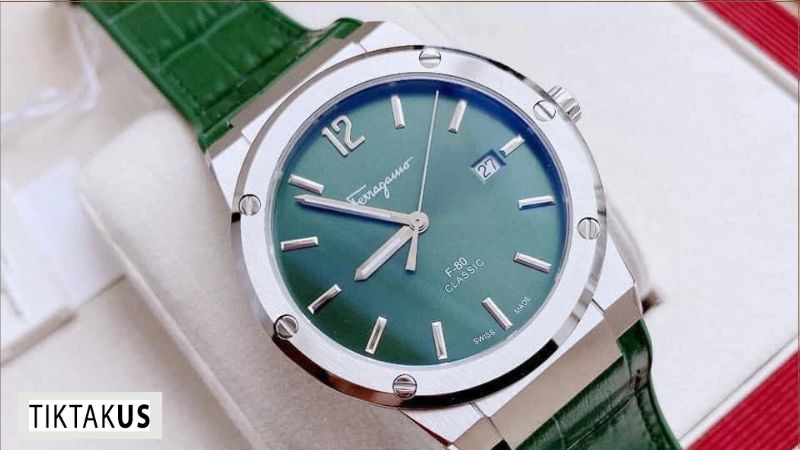 Dây da thật có mùi da tự nhiên, mềm mại, vân da không đều, tự nhiên.