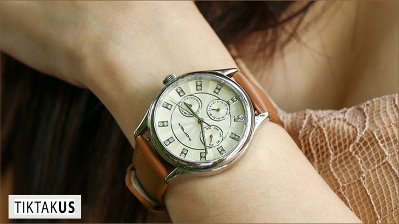 Được thử đồng hồ, được tư vấn kỹ càng từ nhân viên bán hàng, sẽ yên tâm hơn về chất lượng sản phẩm