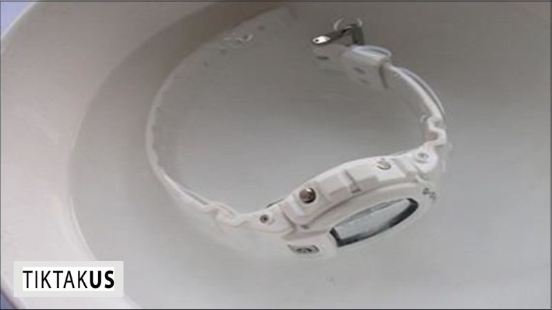 Việc vệ sinh đồng hồ Baby-G trắng thường xuyên giúp duy trì vẻ đẹp tinh khôi như mới