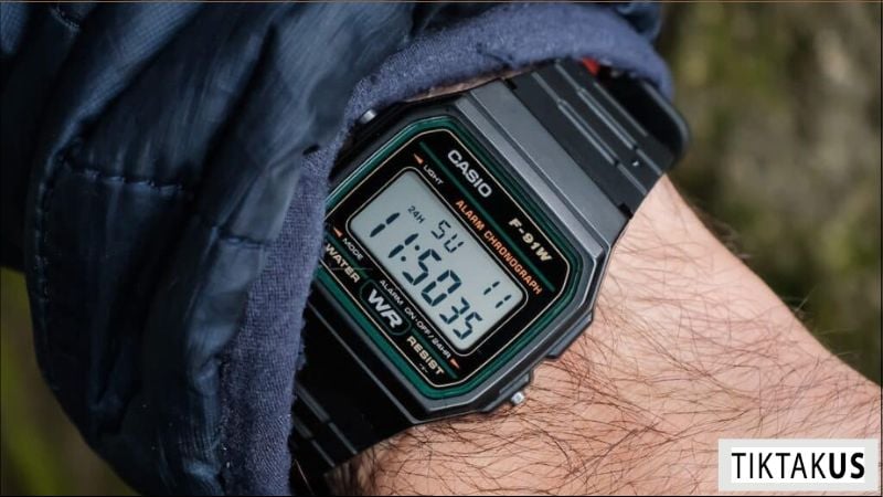 Mặt vuông nhỏ gọn, dễ sử dụng, phù hợp với mọi lứa tuổi và phong cách.