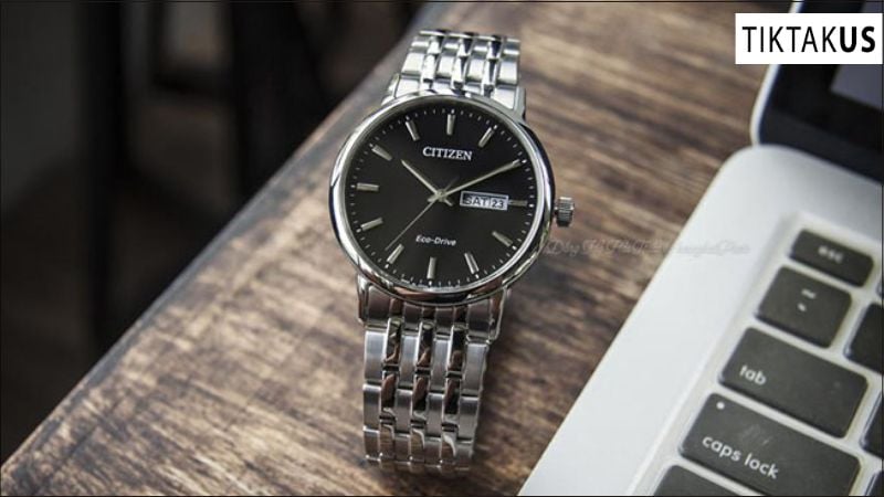 Đồng hồ Quartz, hay còn gọi là đồng hồ pin, là loại đồng hồ phổ biến nhất hiện nay nhờ độ chính xác cao