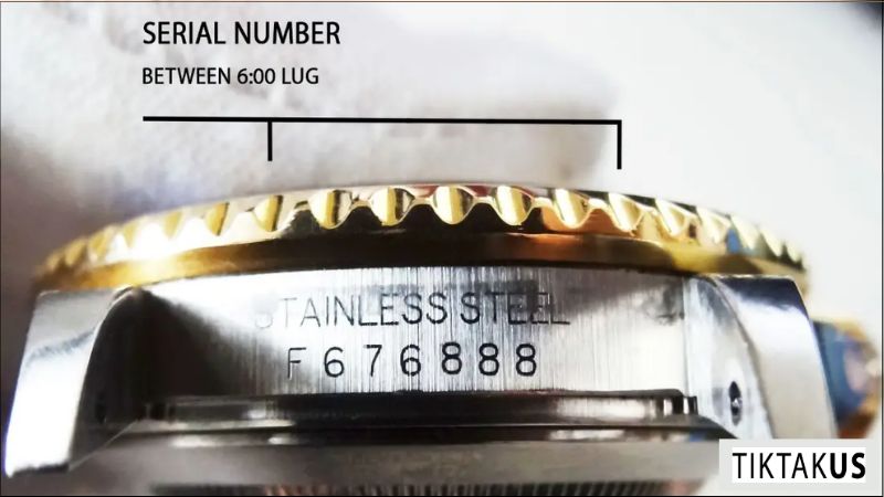 Kiểm tra số serial bằng cách tháo dây đeo tại vị trí 6 giờ hoặc quan sát viền trong mặt kính.