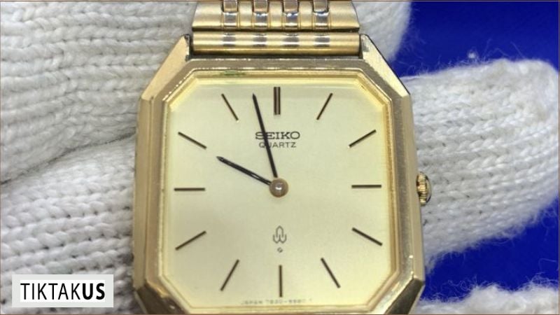 Đồng hồ SGP chính hãng có lớp mạ vàng đều màu, không bong tróc, không phai màu bất thường.