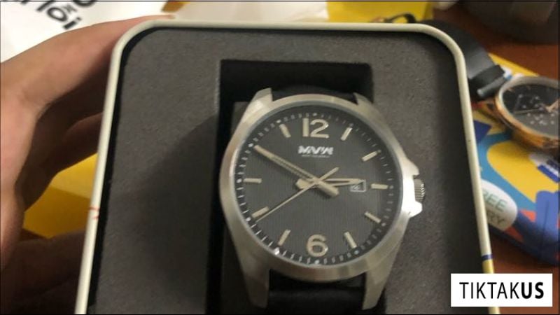 MVW ML046-01 sở hữu thiết kế thể thao, mạnh mẽ với mặt đồng hồ 42mm