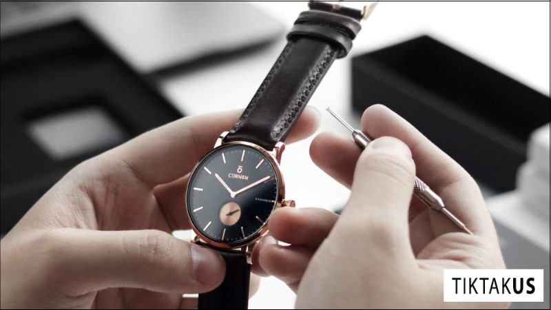 Vệ sinh đồng hồ định kỳ bằng khăn mềm và dung dịch chuyên dụng