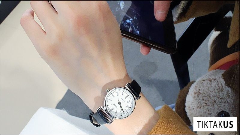 Dây đeo cũng nên chọn loại mảnh, thanh mảnh để tạo cảm giác thanh thoát, nhẹ nhàng cho cổ tay