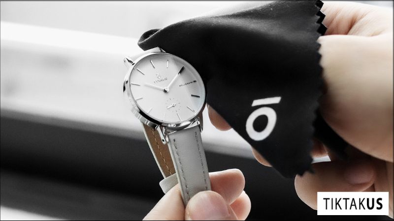 Lau chùi đồng hồ thường xuyên giúp loại bỏ bụi bẩn và mồ hôi, giữ cho đồng hồ luôn sáng bóng.