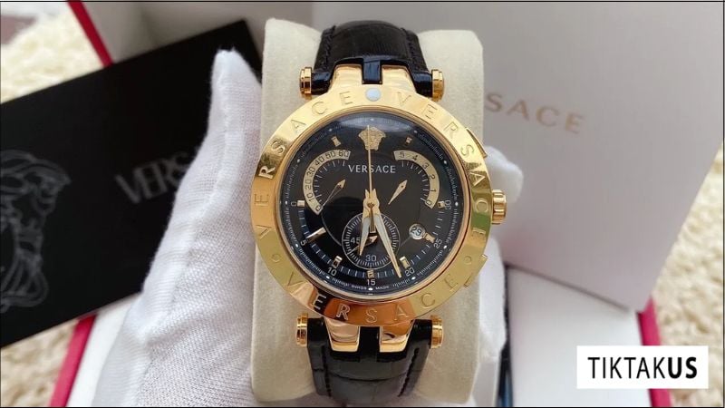 Đồng hồ Versace Chronograph mang phong cách thể thao, mạnh mẽ với chức năng bấm giờ (Chronograph) được tích hợp