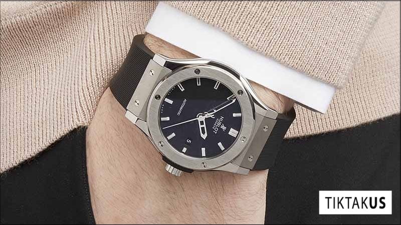 dây cao su cũng là một lựa chọn phổ biến, mang đến vẻ ngoài thể thao và năng động cho chiếc đồng hồ Hublot