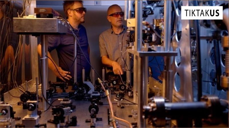 Đồng hồ nguyên tử thực chất là một thiết bị đo thời gian gốc, thường có kích thước rất lớn và phức tạp.