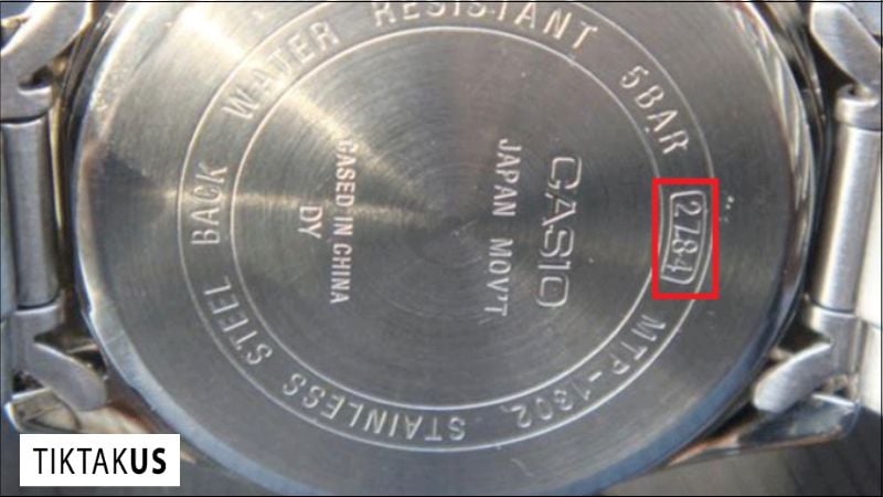 Số seri thường được khắc ở mặt sau của đồng hồ (nắp lưng). Hãy lật đồng hồ và tìm kiếm dãy ký tự gồm chữ cái và số.