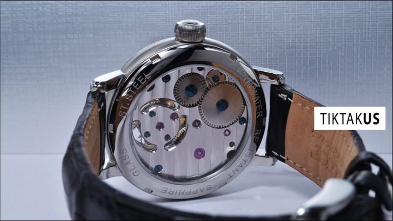 Đồng hồ Hand Winding hoạt động dựa trên nguyên lý:&nbsp;tích trữ và giải phóng năng lượng cơ học một cách có kiểm soát.